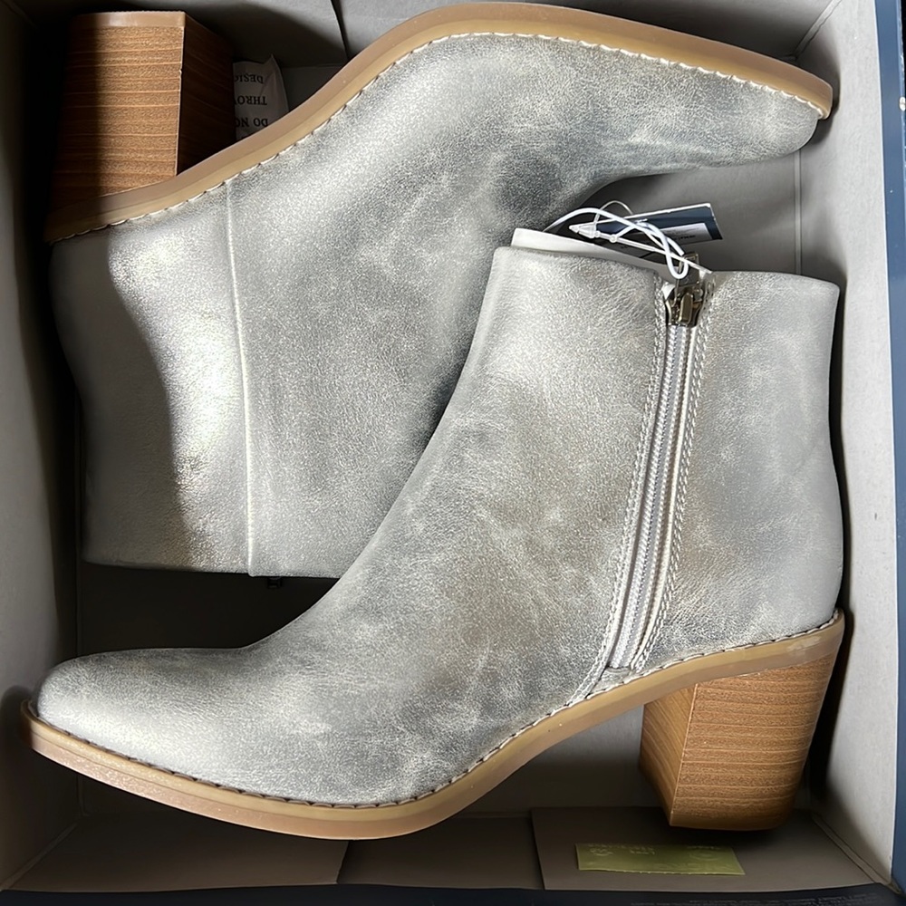 Universal Thread Silver Malby Boots 7.5 NIB